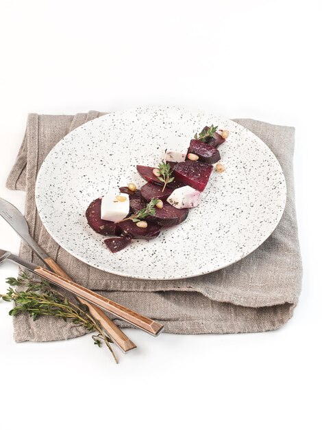 Kreatywne danie na drewnianej desce